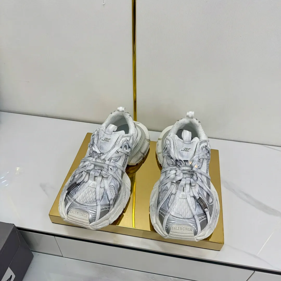 👟👟Ex-factory price 820👟👟 Balenciaga Balenciaga's latest popular 9th generation 3XL Sneaker Spider-Man series, couple's dad shoes, original purchase, development and production. Balenciaga 3XL Sneaker's overall shoe shape draws on the creative ideas of Balenciaga Track and Balenciaga Runner. It is equivalent to removing the outer frame of the Track shoe body while inheriting the streamlined shape and shape of the Runner. Track flat toe, new color matching, the entire shoe body is integrated into the spider binding shoelace design decoration, the exaggerated shape is more prominent. Fabric: original customized imported technical fabric + mesh inner lining: original customized breathable mesh lining. Outsole: original molded 5-layer ultra-light MD combination rubber sole. Bottom thickness: 5CM. Size: 35-45. Original packaging.